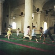  Après de rapides ablutions, les enfants s'élancent sur le parterre de la mosquée Selahaddin Eyyubi d'Urfa (à présent Şanlıurfa), improvisée en terrain de jeux. Lors des massacres hamidiens de 1895, la police y brûla vif 3000 Arméniens. En 1994, elle fut transformée en mosquée, malgré la pression d'associations de la ville luttant pour la reconnaissance et la sauvegarde du patrimoine. 