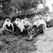  Femmes kurdes du village de Habap, à l'est d'Elaziğ lors de la commémoration de la restauration de la fontaine, le 27 mai 2012. Habap, à présent Ekinözü, est le village natal de la grand-mère de Fethiye Çetin, avocate turque, fervente défenseur des droits des minorités dans son pays. En 2005, elle édite l'histoire de sa grand-mère arménienne, témoignage qui bouleversa le lectorat turc et contribua à libérer les histoires individuelles. 