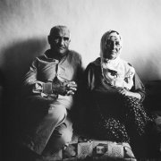  Ce couple arménien est d'Anchertı, à présent Tokpapı. Leurs parents ont échappé aux massacres en fuyant à Alep. A leur retour, ils se sont installés dans la maison d'une autre famille arménienne, la leur ayant été détruite. Dans ce petit village surplombant l'Euphrate au sud de Kemaliye, l'histoire a marqué de son sceau l'identité et l'origine de ces familles turques, kurdes, arméniennes qui se côtoient mais ne se mélangent pas. 