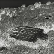 Le village de Kabali (anciennement Tuzhisar) est installé le long d'une rivière, dans une vallée paisible dominée par une falaise d'un côté et des collines de l'autre. Sur le versant de la colline qui surplombe le village, des khatchkars couchés parsèment un champ. Les khatchkars, "croix sur pierre", sont des pierres gravées de croix et du motif de l'arbre de vie, spécificité de l'art arménien. Les plus anciens dateraient du XIè siècle. 