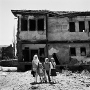 Les jeunes filles rencontrées sur le chemin acceptent de poser devant cette maison abandonnée de l'ancien village arménien de Pirkinik, à présent Cayboyu. Plus rien ne reste de l'ancien village ; plus de ruines, plus de rues tracées au hasard. Cayboyu est un quartier périphérique de Sivas, quadrillé de rues perpendiculaires et rectilignes et d'immeubles neufs. Si ce n'est cette maison, carcasse vide survivant au temps, à l'histoire. 